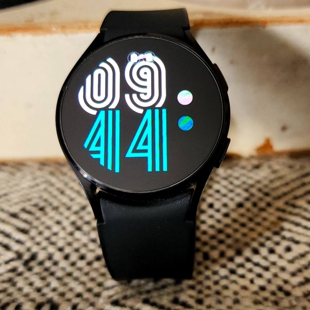 New Samsung Galaxy Watch4 40mm Bluetooth Smartwatch with ECG Monitor